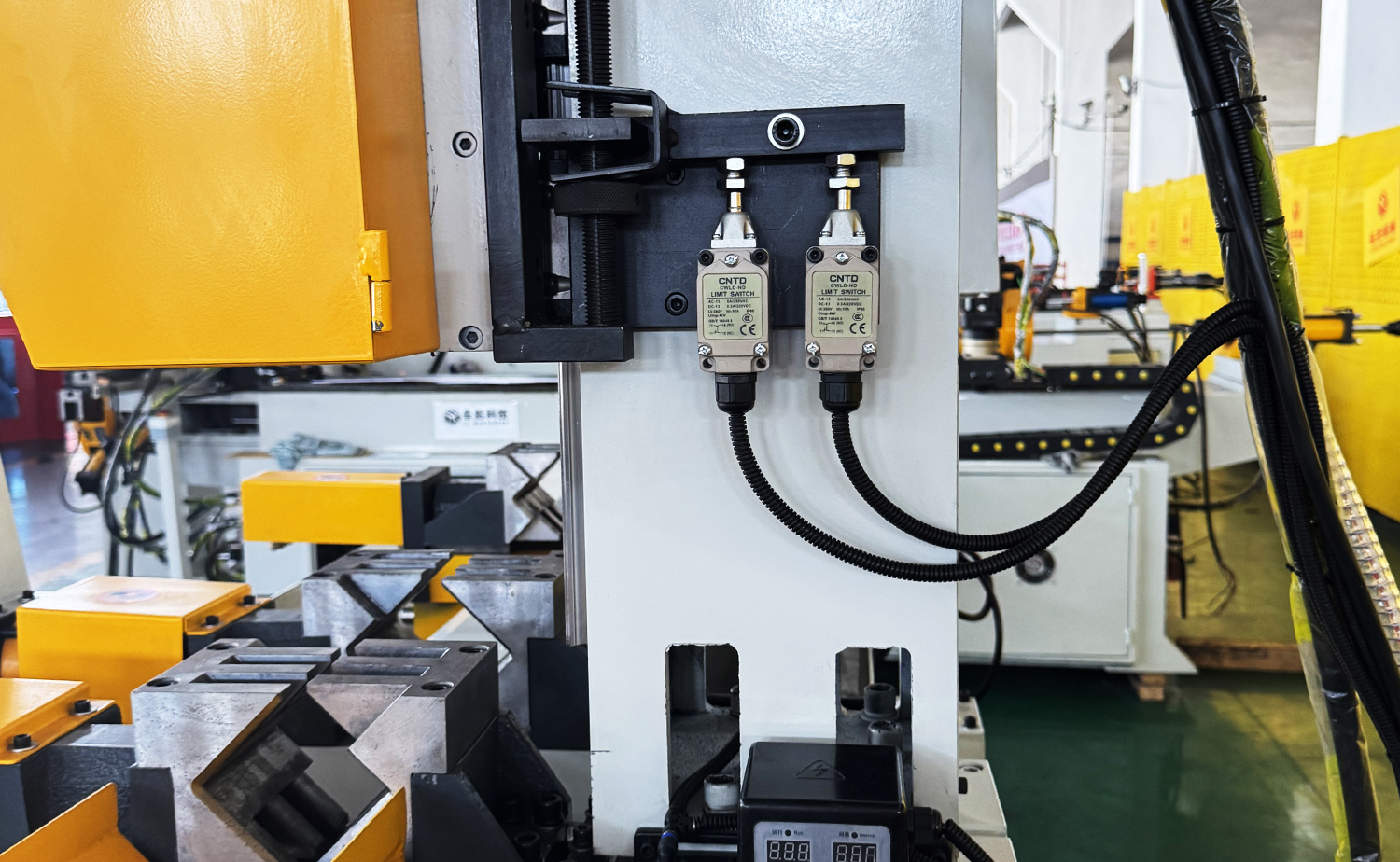 เครื่องตัดท่อให้อาหารเซอร์โวอัตโนมัติซีรีส์ CNC